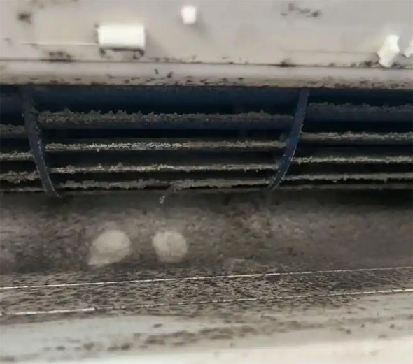 海北空调吹的风有股烧焦味是怎么回事